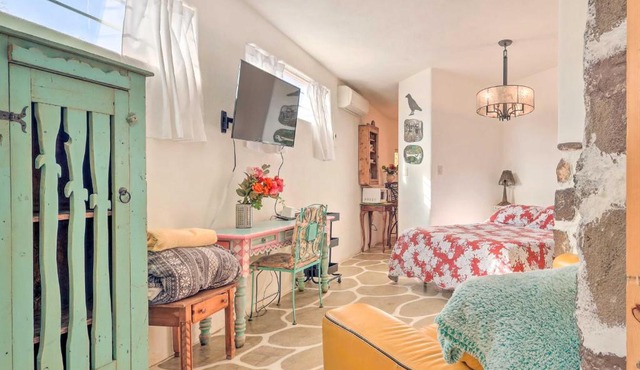 Quirky Santa Cruz Studio w/Shared Courtyard!