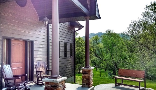 Rabbit Hole Retreat, River on Property, Adults Only, No Pets, Peace and Quiet!