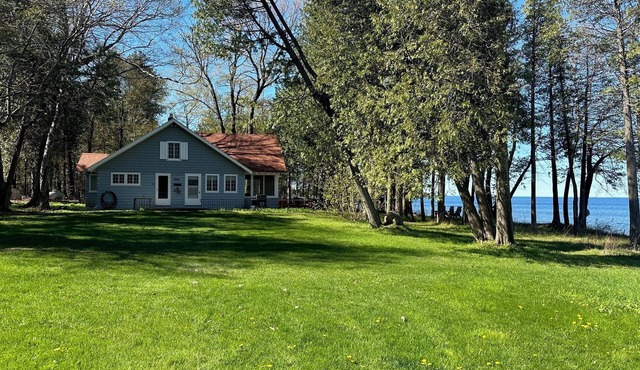 Reduced rates!Classic true waterfront Door Cty,private,sleeps 12, dog friendly