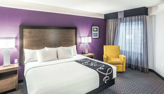 Relax and Unwind! Free Breakfast, Free Parking, Onsite Pool