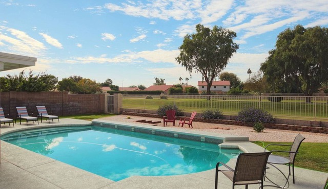 Relax in Sunny Arizona with heated pool and beautiful views
