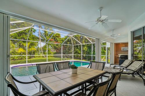 Relaxed Tropical NAPLES Retreat 5 mi to Beach home
