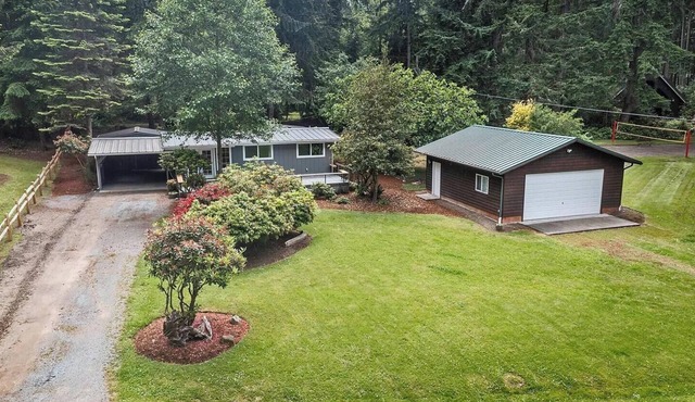 Relaxing 2 bedroom cottage across the street from beautiful Lake Josephine