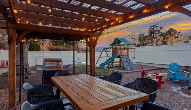 Retreat w/HotTub, Steam Room, BBQ, Arcade, Nintendo Switch, WorkSpace & W/D