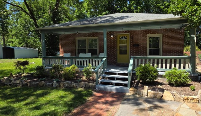 RETRO RETREAT, charming 3-bedroom house with AC in welcoming Lawrence