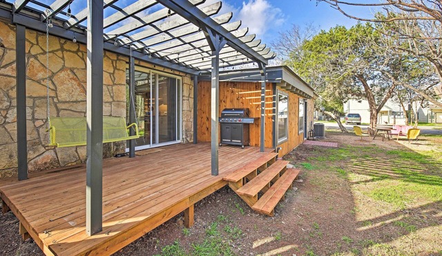 Retro Updated Blanco Abode - Steps to Main Street!