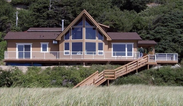 Right On the Beach! Hot Tub, Pet-friendly, Fireplace, WiFi, Best of NW Escapes!