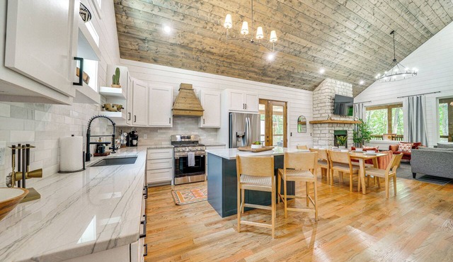 Riverfront Broken Bow Cabin w/Private Hot Tub!