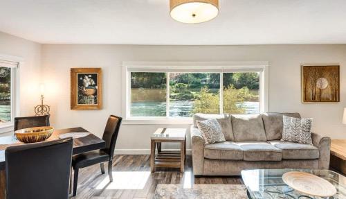 Riverfront cottage just steps from Deschutes River