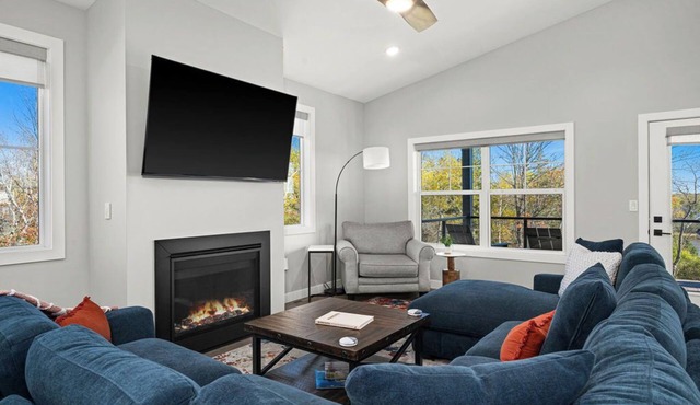 RiverWest Rivers Edge -River View - -Pet Free - Hot Tub