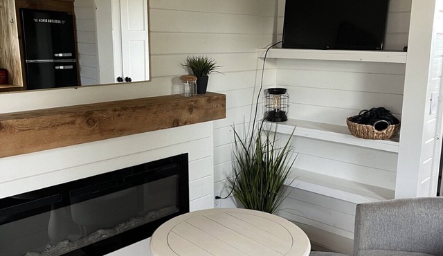 Robin's Roost- Tiny house with a hot tub and bluff views in Flat Rock