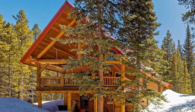 Romantic Rustic Cabin with Scenic Peak 8 Views, Hot Tub and 75" TV