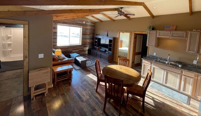 Rustic 2 bed/1 bath Cabin above shop +hot tub! in Corvallis
