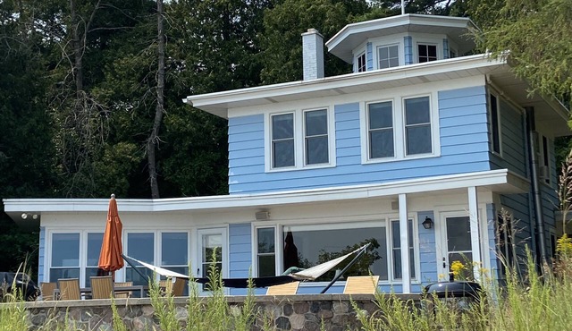Rustic 3BR cottage on beach, 40 min from downtown Milwaukee.