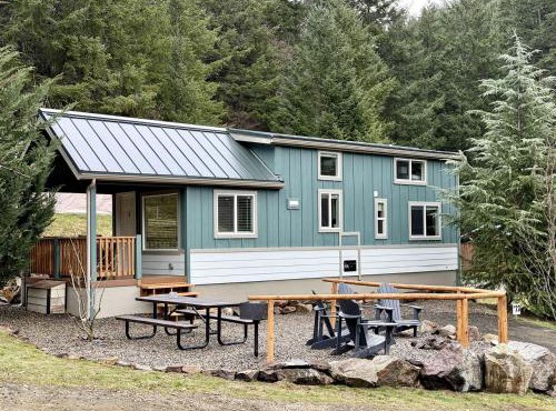 Rustic Chic Forest Cabin with Loft, BBQ & Relaxing Fire Pit Patio in Idleyld Park, Oregon