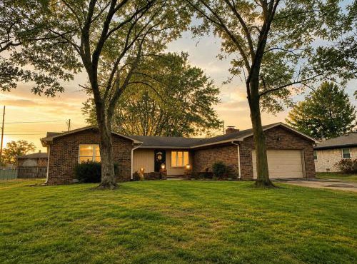 Rustic Chic in Charming Center Grove w Fenced Yard