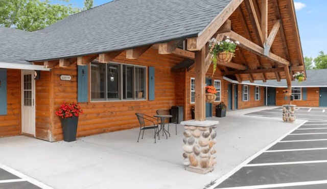 Rustic Lodge | Riverside | WiFi | Pets OK!
