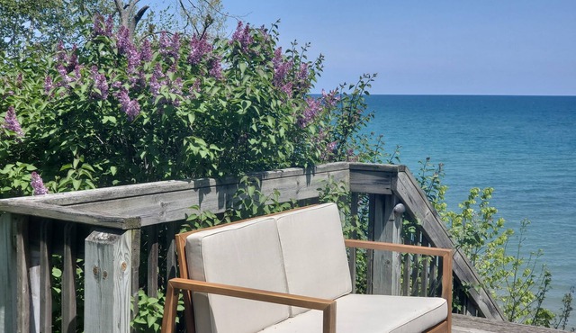Rustic Log Cottage - Steps to Onsite Beach + Amenities in Applegate