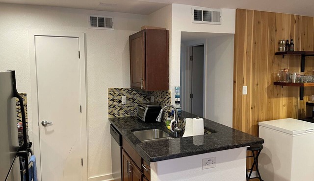 Rustic Pool Front Condo with AC, High Speed Wifi in Beautiful Austin, TX in Austin