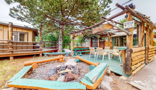 Rustic studio with well-equipped kitchen in Cedaredge