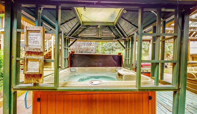 Rustic suite cabin, mountain view, hot tub access in Cedaredge