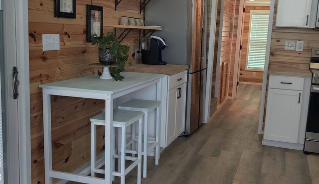 Rustic Tiny Home Escape - Pets Stay Free!