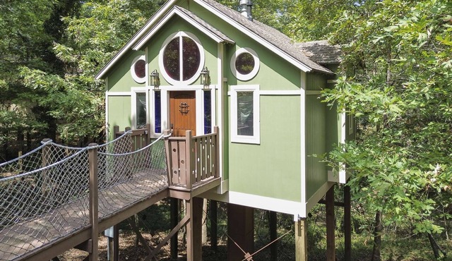 Sanctuary Treehouse with Jacuzzi