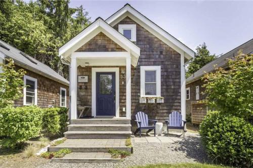 Seabrook 2 Bedroom cottage with hot tub, pets OK