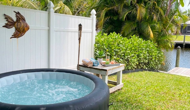 SEADREAM WITH LITE BREAKFAST, HOT TUBE, AND CANAL VIEW in Stuart