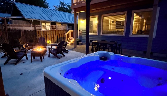 Seagulls Beach House: Hot Tub, Fire Pit & Steps to Beach