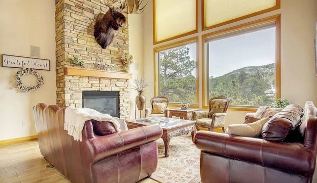 Secluded and Spacious Mountain Getaway - 30-Day