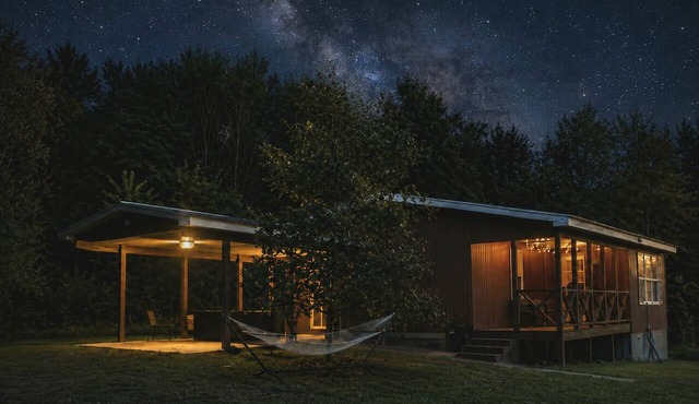 Secluded Magnolia Cabin & Hot Tub