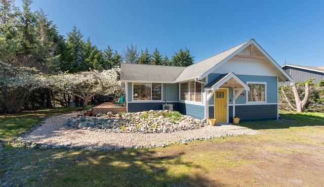 Sequim Escape w/Gas Grill & Deck, Walk to Beach!