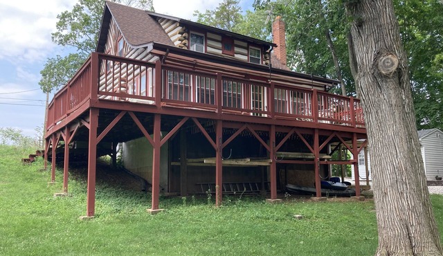 Serene scenic Log cabin home close to Gettysburg. Wrap around deck. public creek