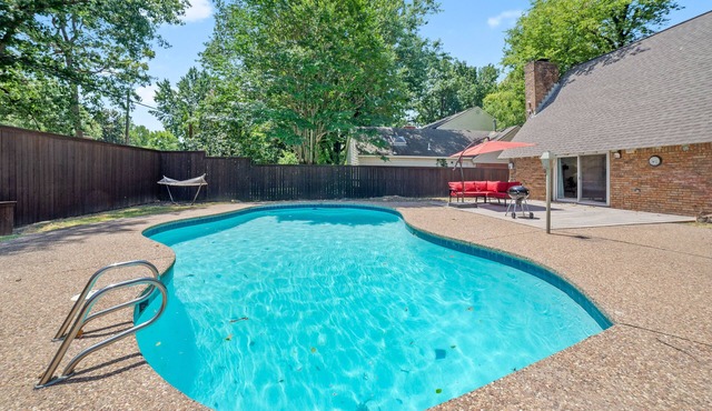 Serene & Spacious Family Retreat w/Pool. Park and St. Francis Hospital Nearby.