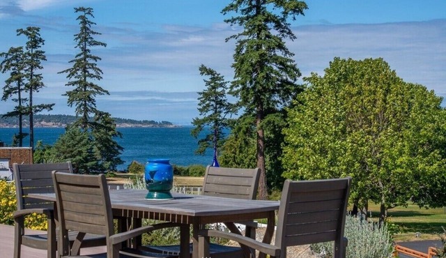 Serene Waterview Retreat/Hot Tub/Private Beach &Tennis Court/Pet-Friendly