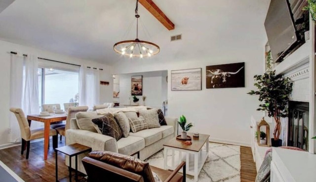 Single-Story Charmer! 5BR! Pet Friendly Getaway
