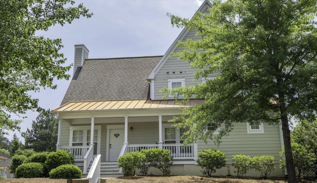 Spacious 2 bedroom/2 bath Cottage minutes to Water Country and Busch Gardens