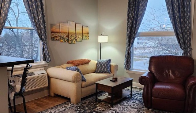 Spacious 2BR Apt Downtown, 2 Blocks from State Capitol