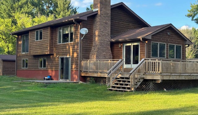 Spacious 4-bedroom Apple River house in beautiful Somerset with AC fitness room