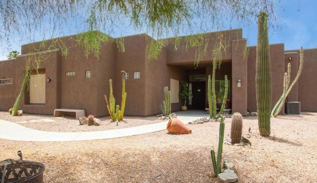Spacious 4-bedroom house with Mountain View’s, pool and putting green.