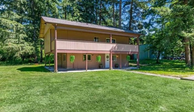 Spacious 4-bedroom house in delightful Roy with WiFi