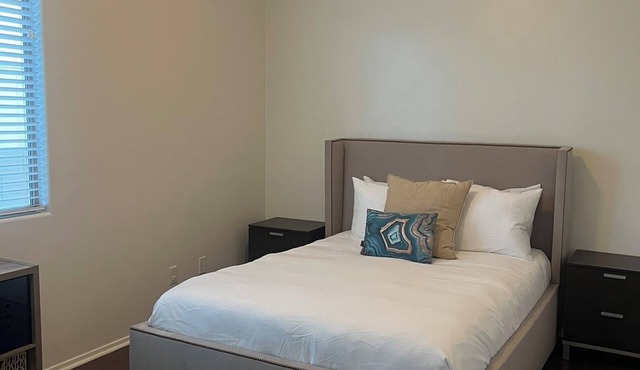 Spacious 4-bedroom house in charming Tucson with AC