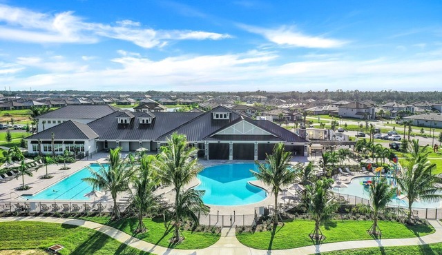 Spacious 4-bedroom pool house in Fort Myers with Resort Style Amenities