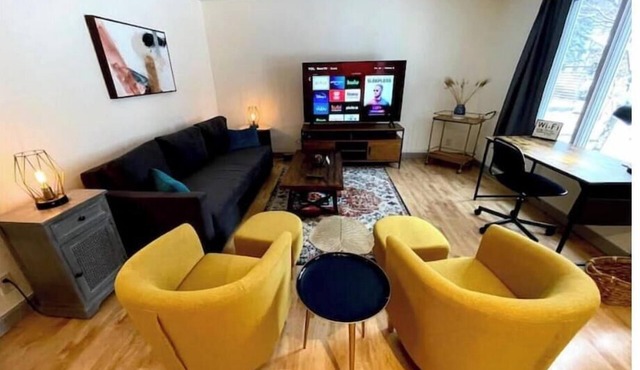Spacious 4BR/2.5BA+Loft w Cable By Lux Life