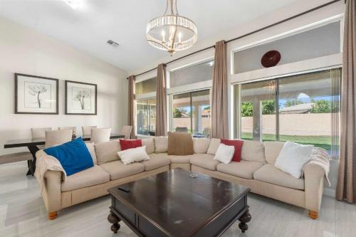 Spacious 4BR Home Patio Huge Yard Sleeps 18 Grill