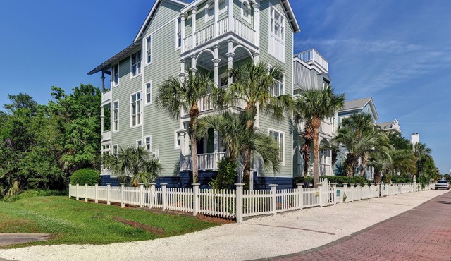 Spacious cottage near East Beach with pool, BBQ & reserved parking