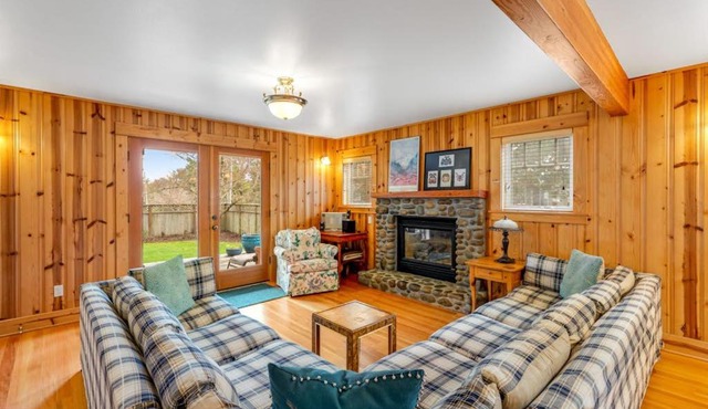 Spacious Cottage with Enclosed Yard - Walk to the Beach Weddings Welcome