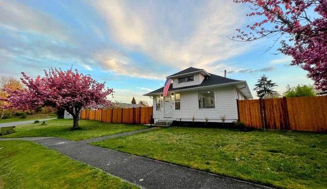 ⭐️Spacious & Cozy 4BR/2BTH, 3 Min to JBLM, Huge Yard⭐️