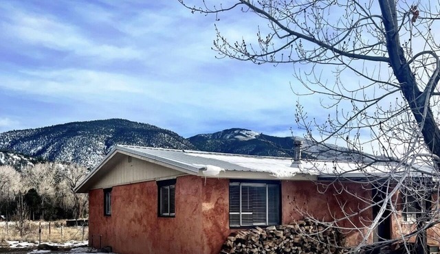 Spacious cozy home, minutes from adventure both in Red River & Taos.